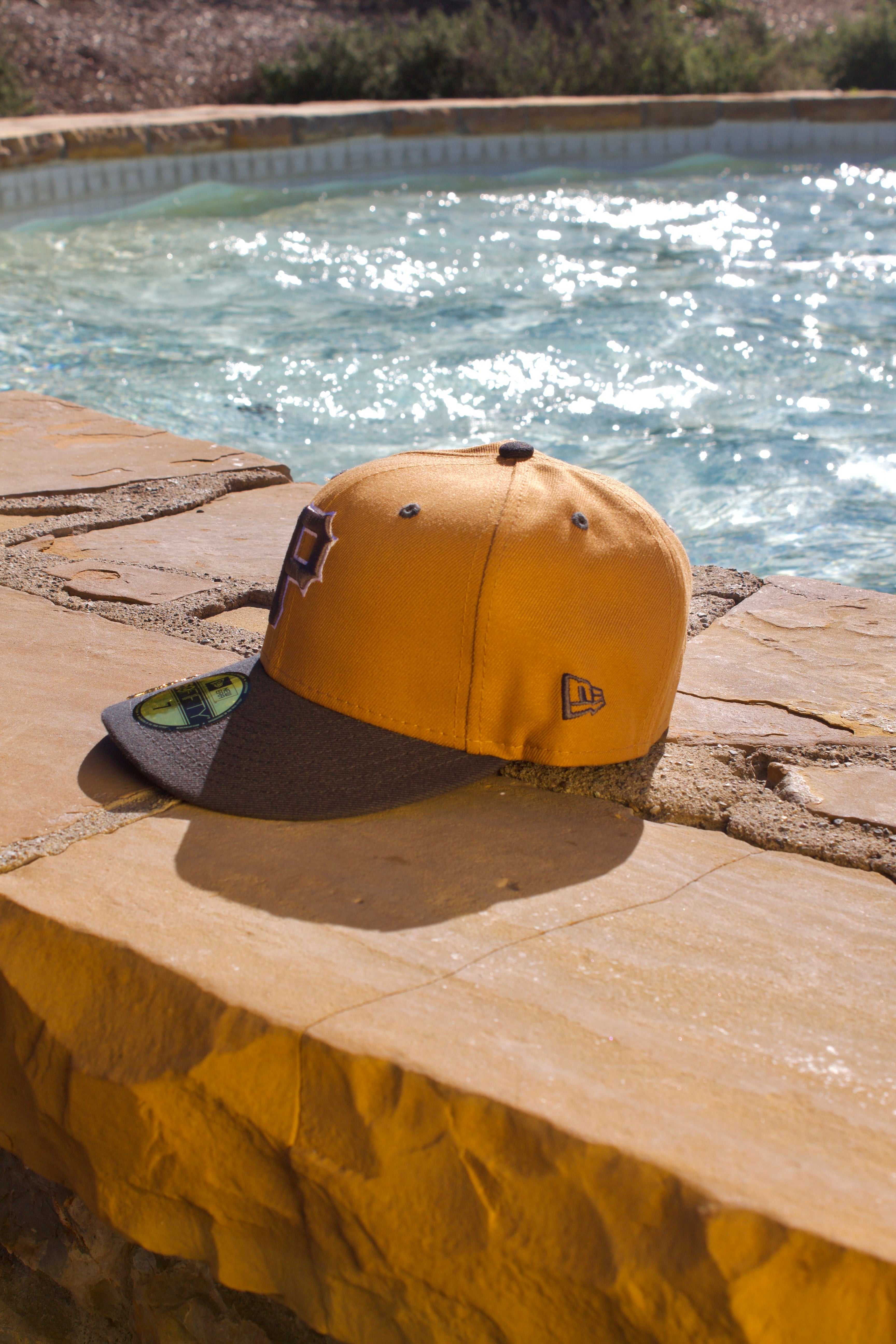 EXCLUSIVO NEW ERA 59FIFTY CERRADA TAN/GRIS PITTSBURGH PIRATES 