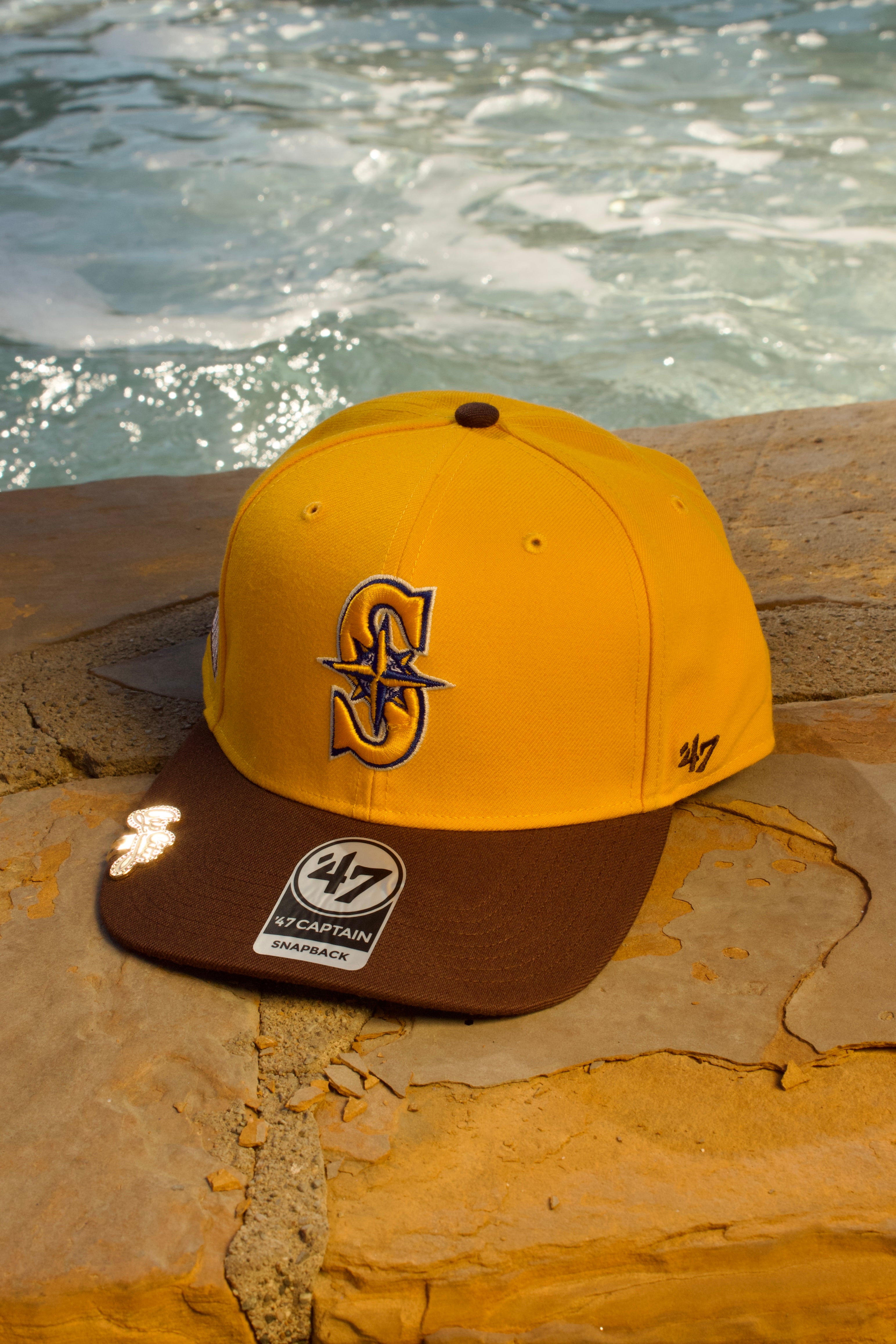 '47  CAPITÁN SNAPBACK LOS MARINERS DE SEATTLE EN ORO AMARILLO/MARRÓN CON PARCHE DEL 30 ANIVERSARIO 