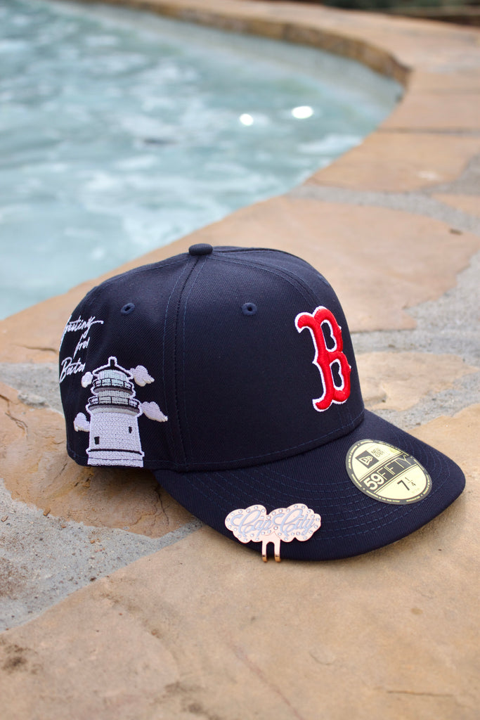 NEW ERA EXCLUSIVE 59FIFTY NAVY BOSTON RED SOX W/ "GREETINGS FROM BOSTON" PATCH (GREY UV)