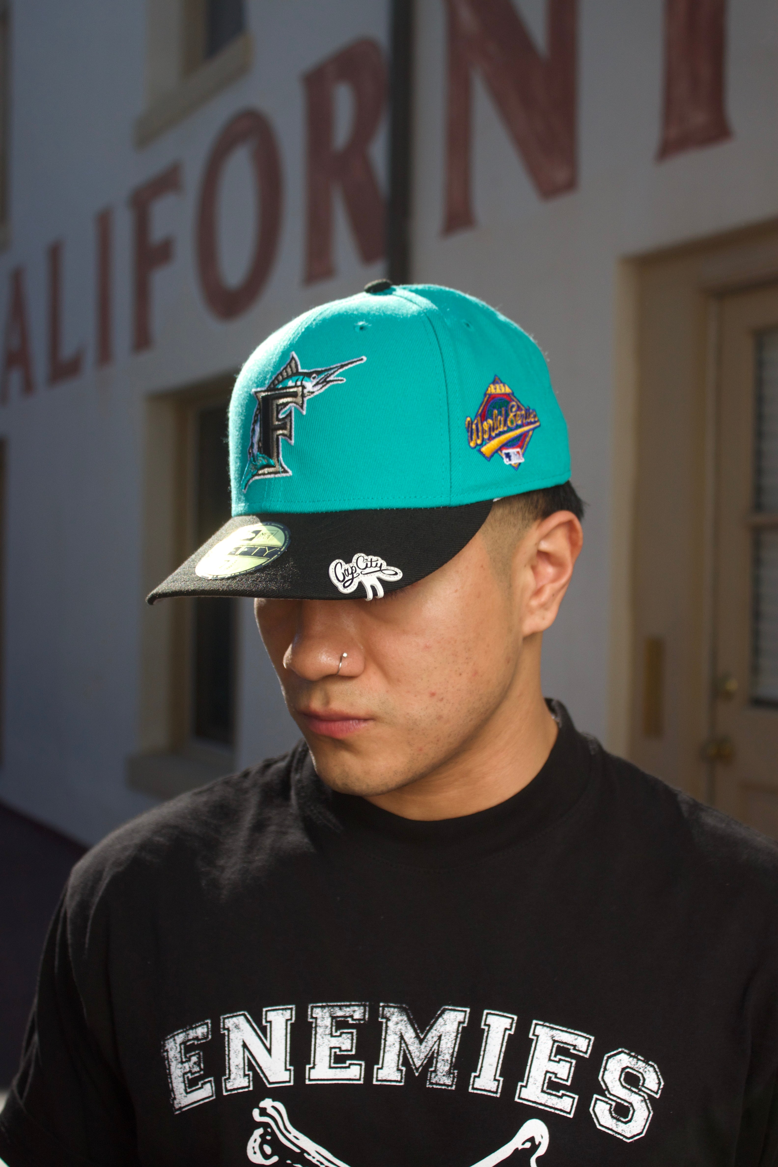 EXCLUSIVO NEW ERA 59FIFTY CERRADA TEAL/NEGRO FLORIDA MARLINS CON PARCHE DE LA SERIE MUNDIAL 1997 