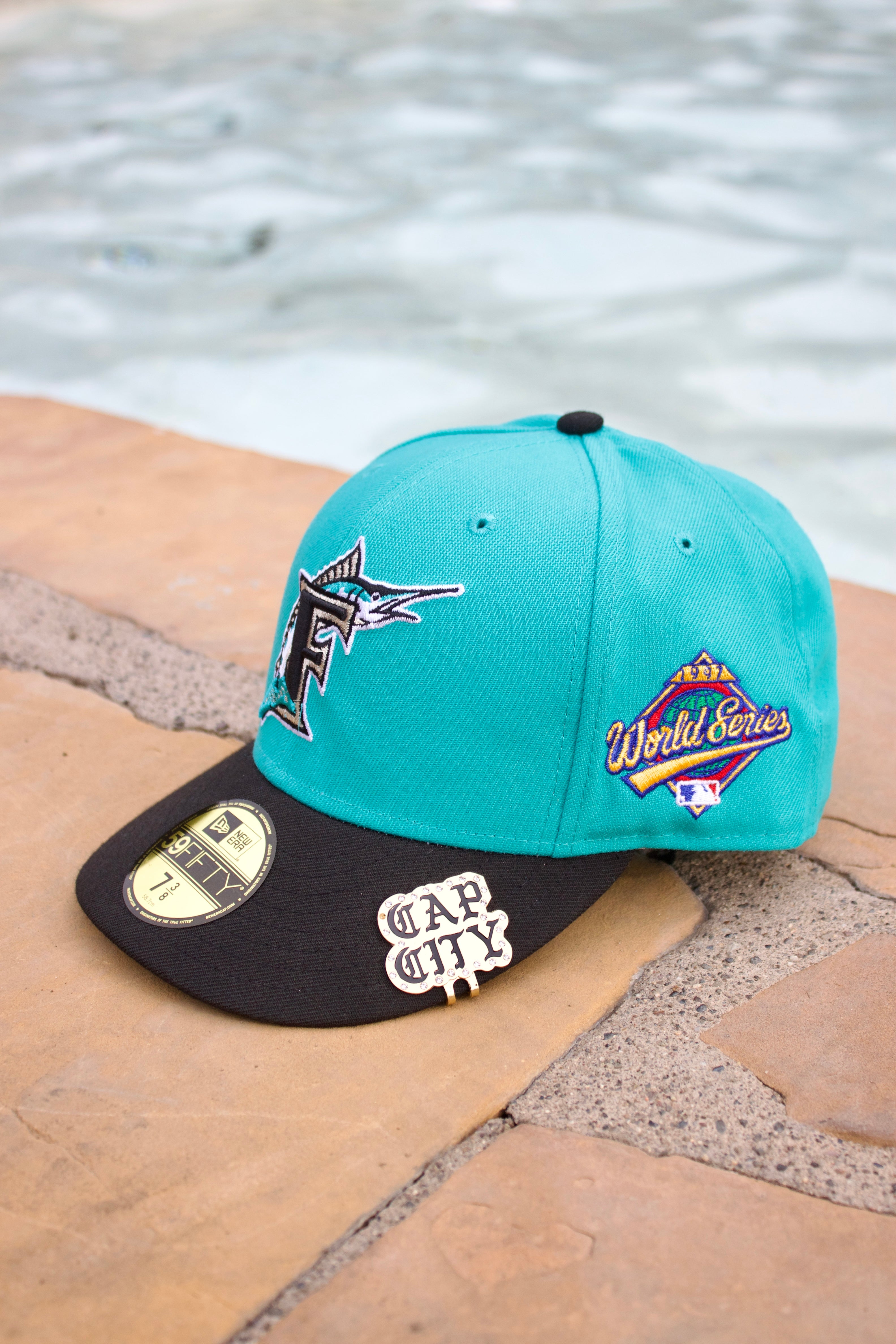 EXCLUSIVO NEW ERA 59FIFTY CERRADA TEAL/NEGRO FLORIDA MARLINS CON PARCHE DE LA SERIE MUNDIAL 1997 