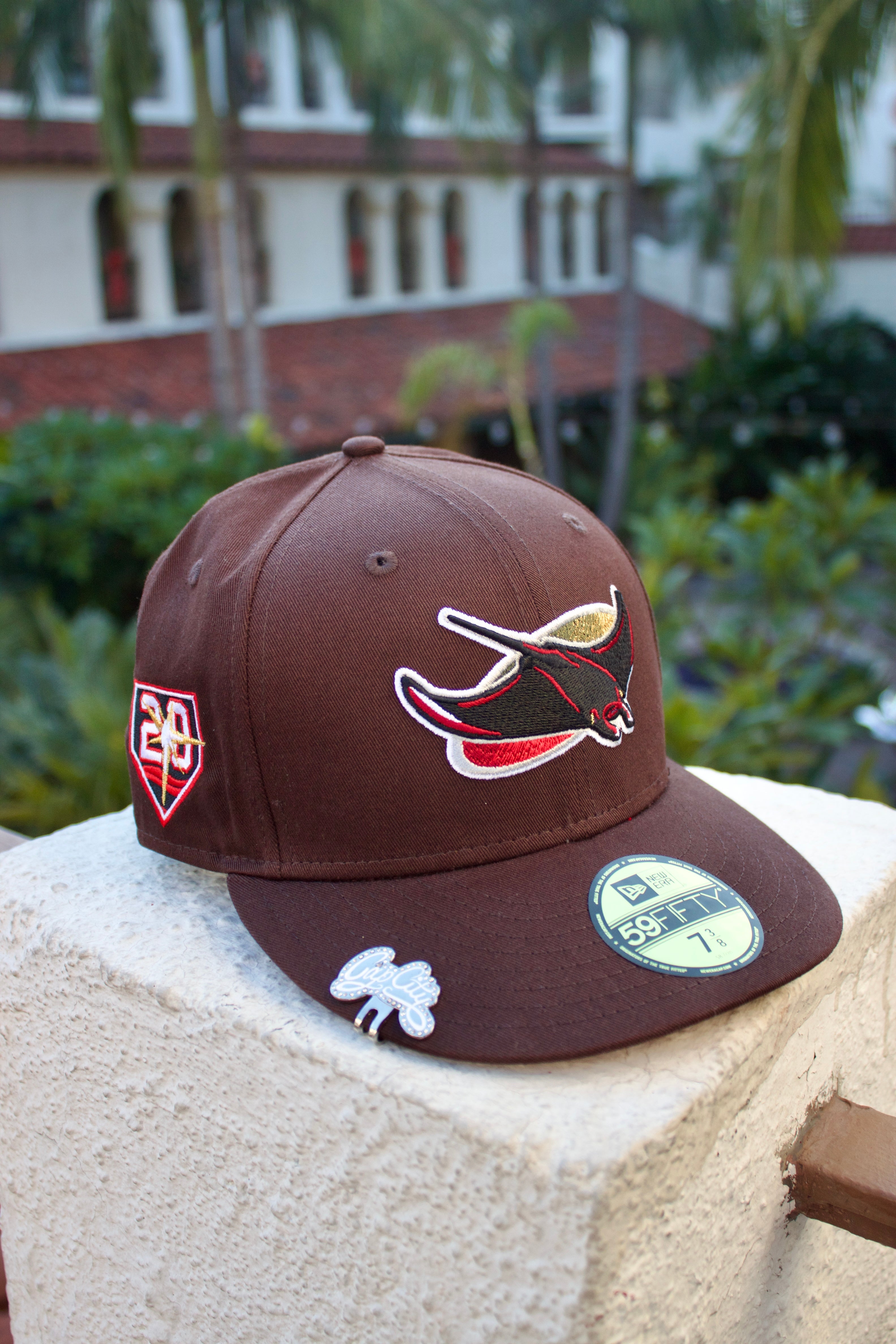 EXCLUSIVO NEW ERA 59FIFTY CERRADA BROWN TAMPA BAY RAYS CON PARCHE DEL 20 ANIVERSARIO  