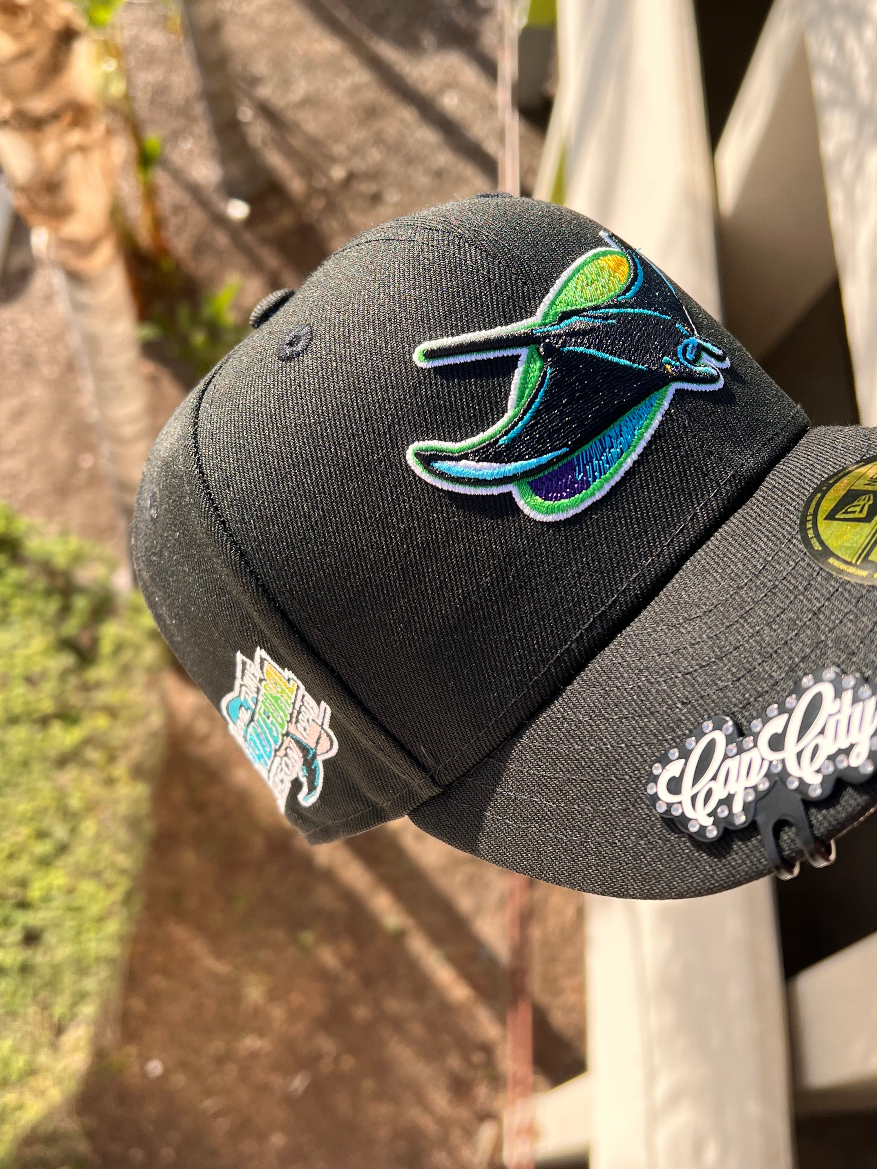 NEW ERA EXCLUSIVE 59FIFTY CERRADA BLACK TAMPA BAY RAYS CON PARCHE DE TEMPORADA INAUGURAL 1998 