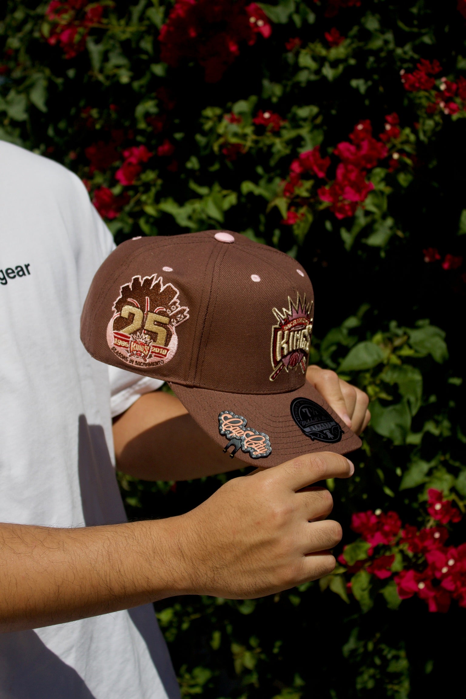 NEW MITCHELL & NESS BROWN SACRAMENTO KINGS DYNASTY FITTED W/ 25TH ANNIVERSARY PATCH