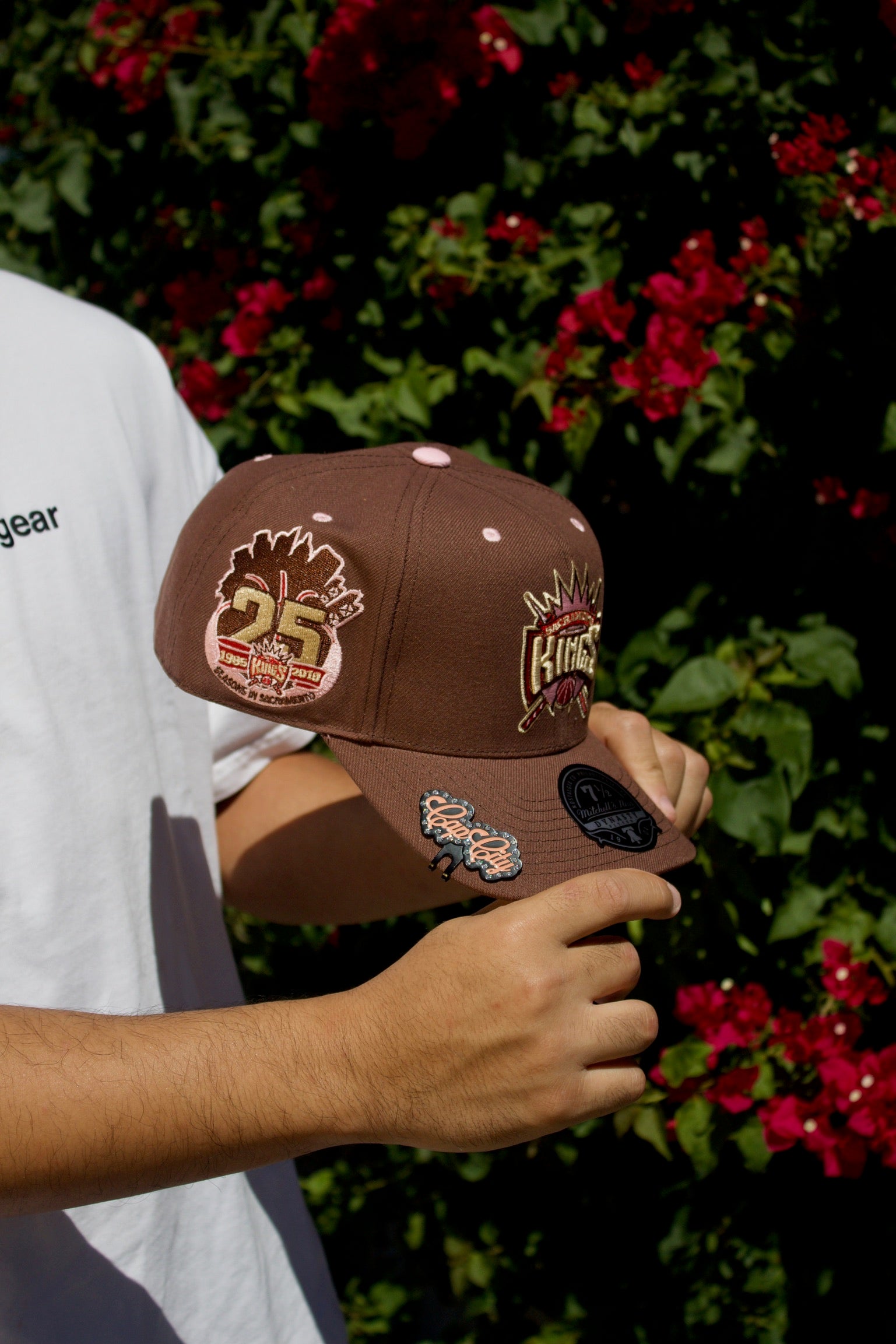 MITCHELL Y NESS GORRA CERRADA SACRAMENTO KINGS DYNASTY BROWN CON PARCHE DEL 25 ANIVERSARIO 