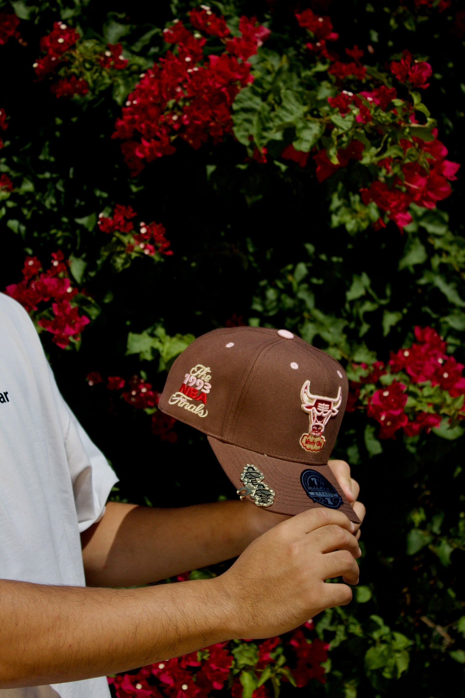 MITCHELL Y NESS GORRA CERRADA LOS CHICAGO BULLS DYNASTY MARRÓN CON PARCHE PARA LAS FINALES DE LA NBA DE 1993 