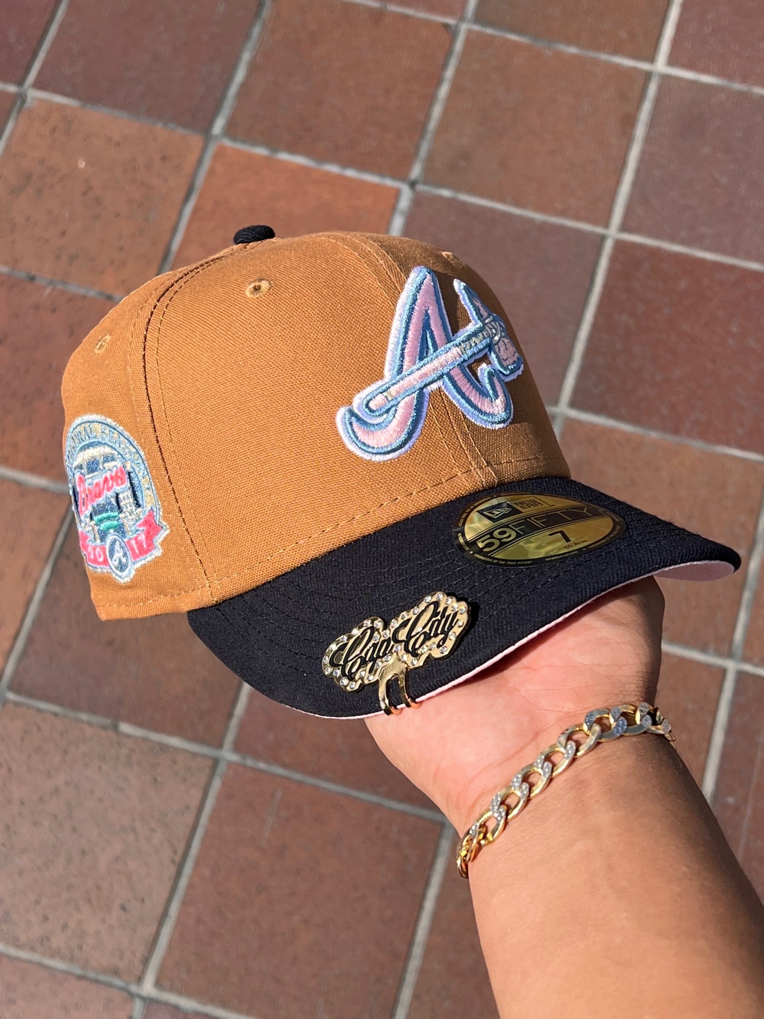 EXCLUSIVO NEW ERA 59FIFTY CERRADA BROWN/NAVY ATLANTA BRAVES CON PARCHE DE TEMPORADA INAUGURAL 2017 