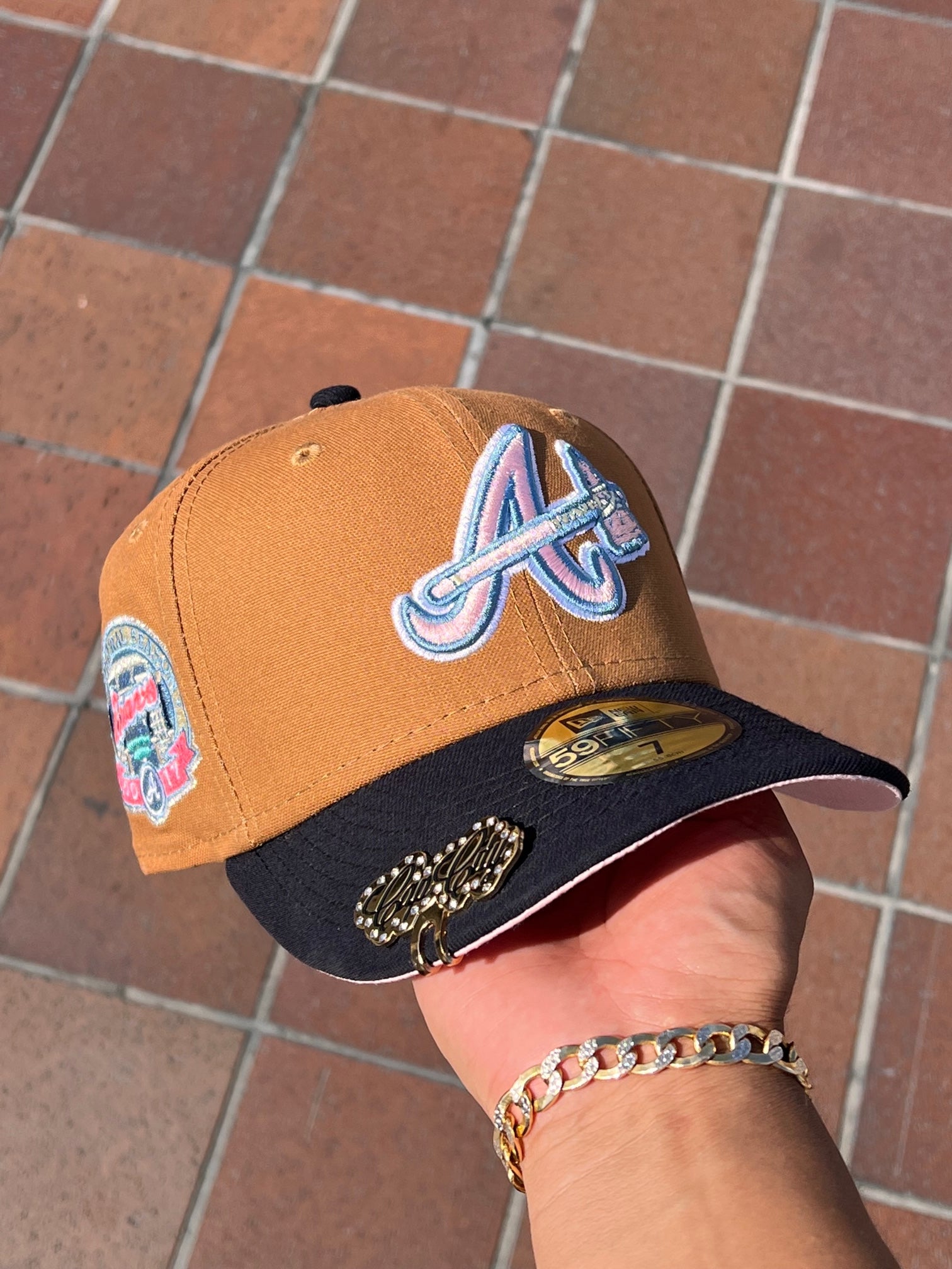 EXCLUSIVO NEW ERA 59FIFTY CERRADA BROWN/NAVY ATLANTA BRAVES CON PARCHE DE TEMPORADA INAUGURAL 2017 